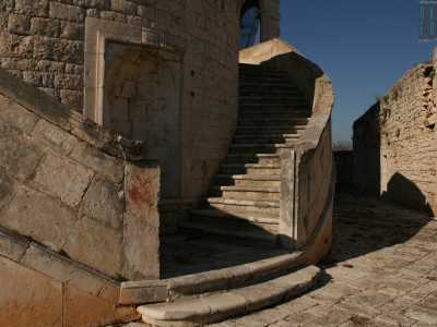 Al centro spicca una torretta "avvolta" da due scalinate semicircolari che conducono al pianerottolo sopraelevato dove � posizionato l'ingresso